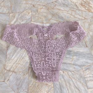 VS Lingrie Vintage Gorgeous Panties Thong Cheeky Lace Satin Rare Small